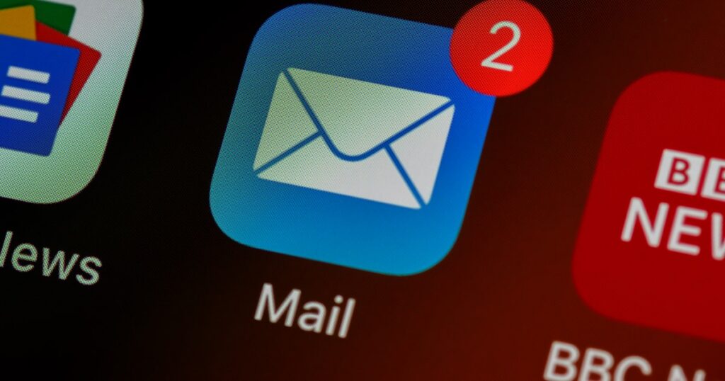 Concepto de seguridad de correo electrónico bajo ataque