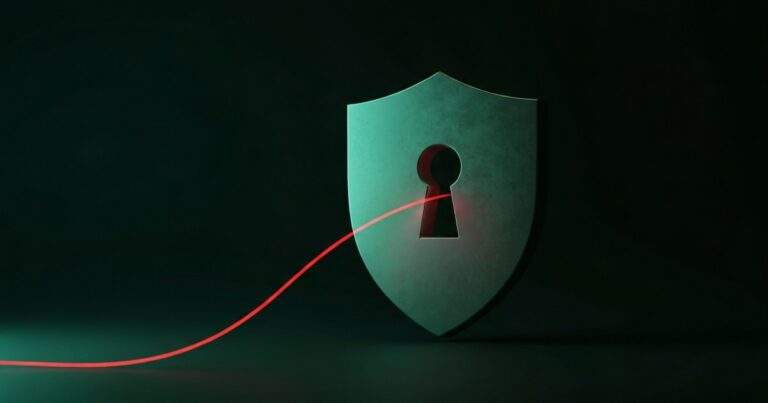 Escudo metálico con cerradura y un hilo rojo entrando — backdoor en la autenticación de Linux